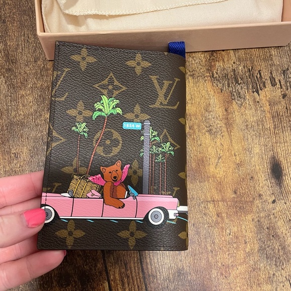 Louis Vuitton passport holder vivienne - Picture 2 of 5